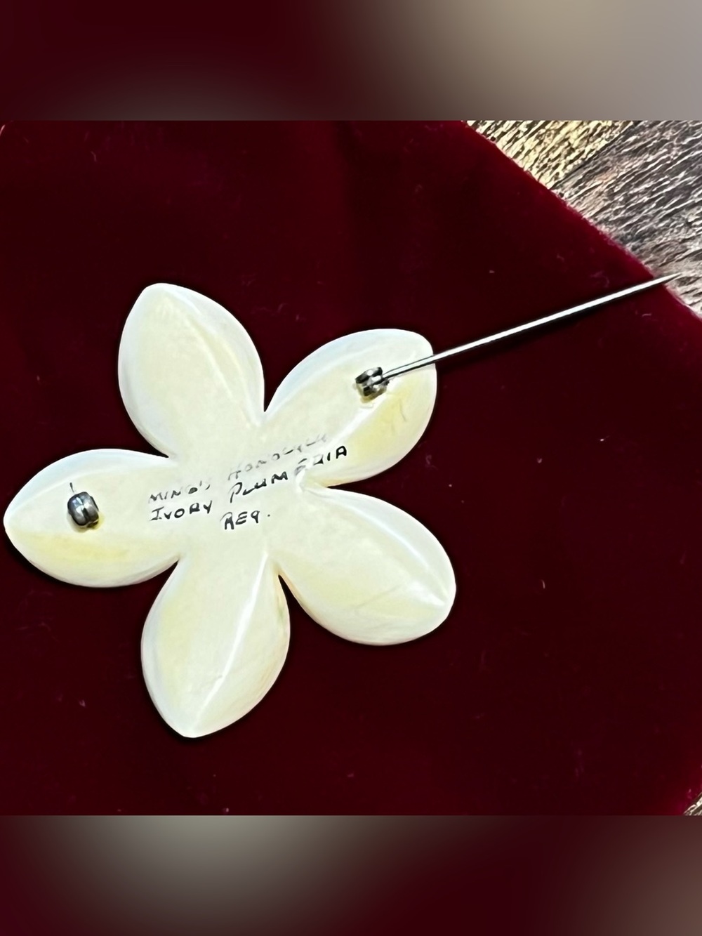 Vintage Signed Ming’s Honolulu Pre-Ban Ivory Puffy Petal Plumeria Brooch Pin - Picture 2 of 3